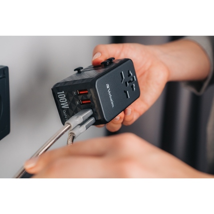 Mehrfachstecker mit USB-Anschlüssen wird aus einer Steckdose gezogen.