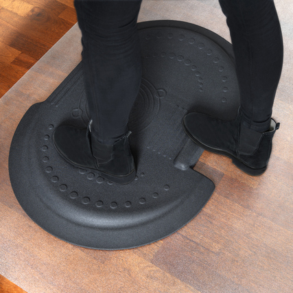 Anti-Ermüdungsmatte mit unregelmäßigem Profil und Person, die darauf steht.