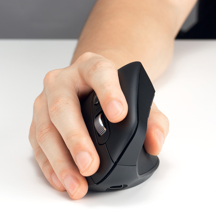 Hand, die eine ergonomische vertikale Computermaus mit gebogener Form hält.