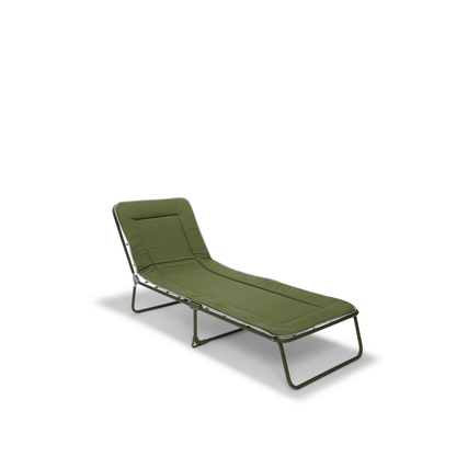 Grüne Campingliege mit einem stabilen Rohrgestell und klappbarem Design.