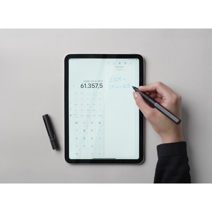 Ein Benutzer schreibt mit dem Lamy Stylus Pen auf einem Tablet, das eine Taschenrechner-App zeigt.