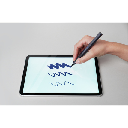 Hand schreibt mit einem schwarzen Stylus Pen auf einem Tablet-Display.