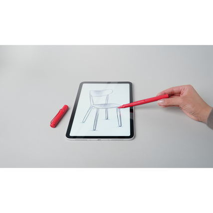Roter Lamy Digitalstift betrachtet eine digitale Zeichnung eines Stuhls auf einem Tablet.