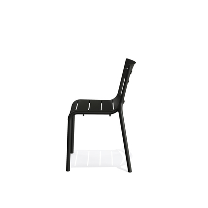 Schwarzer stapelbarer Gartenstuhl mit slotted Design, seitliche Sichtansicht.