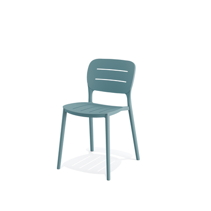 Stapelbarer Gartenstuhl in trendiger blauer Farbe mit zwei Rückenstreben und einem flachen Sitz.
