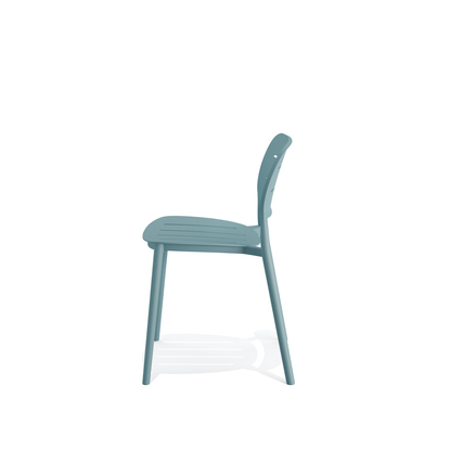 Seitenansicht eines stapelbaren Gartenstuhls in trendiger Farbe mit lamellierter Sitzfläche.