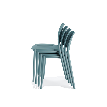 Stapelsäule von fünf Gartenstühlen in trendiger Farbe von der Seite gezeigt.