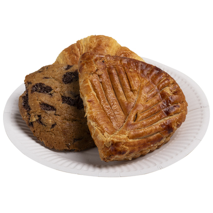 Weißer Speiseteller mit verschiedenen Gebäckstücken darauf.