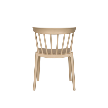 Rückansicht eines beige Gartenstuhls mit verjüngtem Korpus und schmalen Streben.