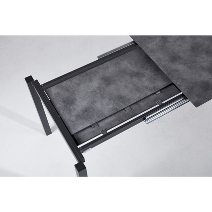 Gartentisch mit ausgezogenem Tischplattenmechanismus und Unterbringung der Einlegeplatten.