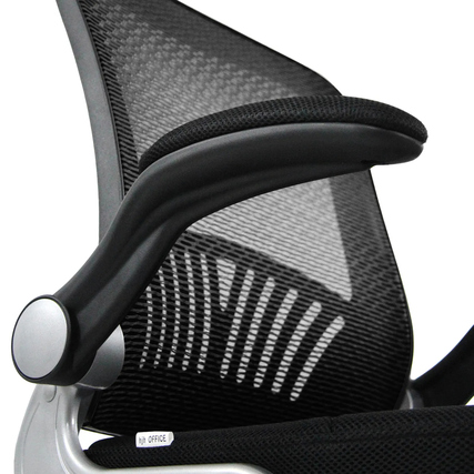 Detailaufnahme eines Besucherstuhls mit atmungsaktiver Rückenlehne und klappbaren Armlehnen.