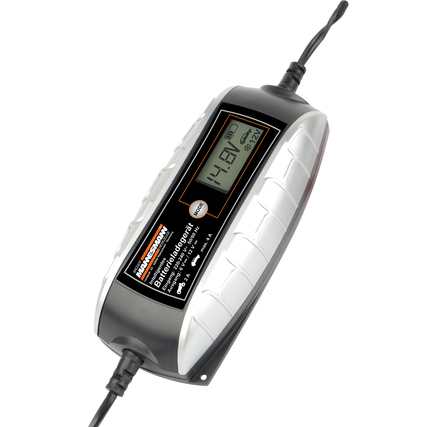KFZ-Batterieladegerät mit digitaler Anzeige und grauem Gehäuse auf weißem Hintergrund.