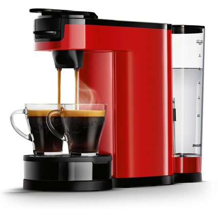 Rote Kaffeemaschine mit zwei Tassen frisch gebrühtem Kaffee und Wassertank im Anwendungsbeispiel.