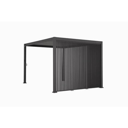 Vertikale Aluminium-Wand mit festen Lamellen für Terrassenüberdachung in einer modernen Gestaltung.