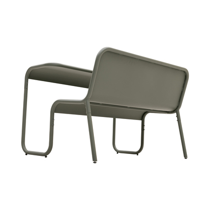 Grüne Gartensitzgruppe mit Tisch und zwei Bänken, Ansicht von der Seite.