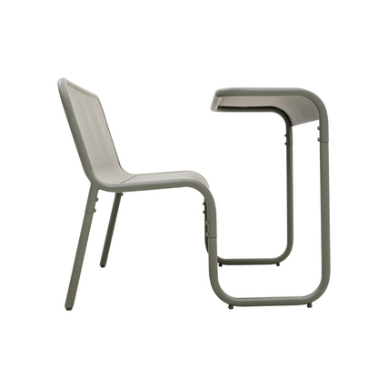 Seitenansicht einer grünen Gartensitzgruppe mit Stuhl und Tisch.