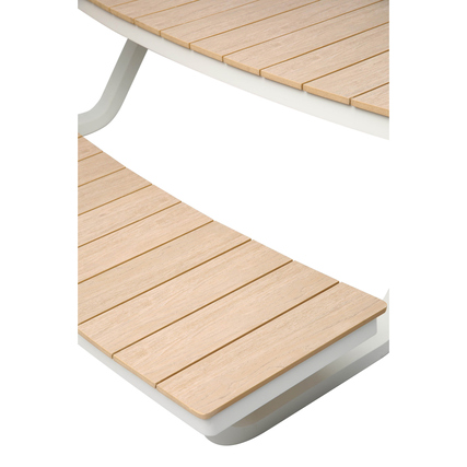 Nahaufnahme der Tischplatte einer Gartensitzgruppe mit hölzernen Planken und runder Form.
