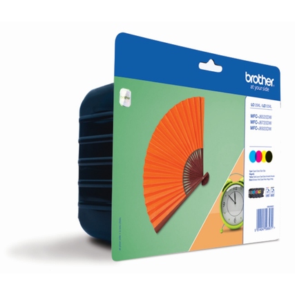 Schwarze und bunte Tintenpatronen in Verpackung mit orangener Fächerillustration im Hintergrund.