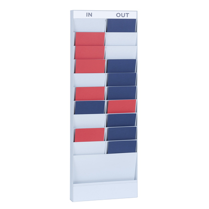 Stehende Kartentafel mit Fächern in Rot und Blau für die Planung, beschriftet mit "IN" und "OUT".
