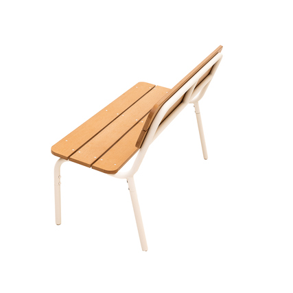 Rückansicht einer Gartenbank aus Polywood mit weißen Metallbeinen.