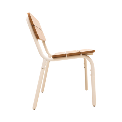 Seitenansicht einer Gartenbank mit Holzoptik und weißem Metallgestell.