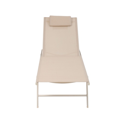 Beige Gartenliege mit verstellbarer Rückenlehne und Kopfpolster in Frontansicht.