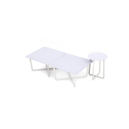 Drei Beistelltische mit hellen Oberflächen und unterschiedlichen Formen auf weißem Hintergrund.