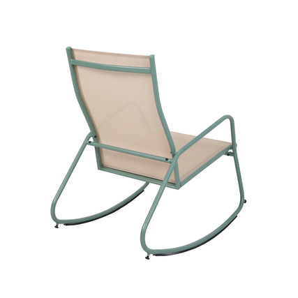 Rückansicht eines grünen Schaukelstuhls mit einem gewebten Sitz.