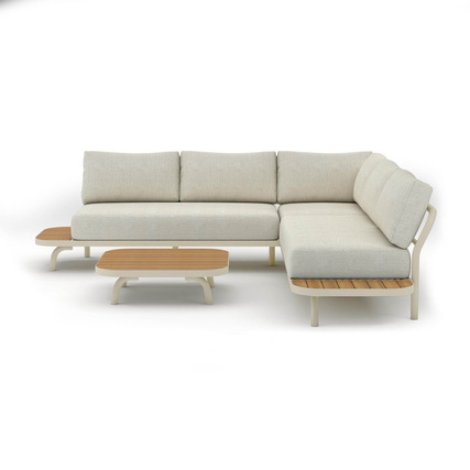 Ecksofa mit Beistelltisch in hellen Farben für den Außenbereich.