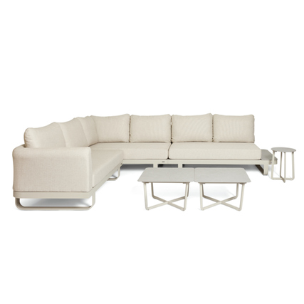 Eck-Lounge-Set in Beige mit Tischen und Kissen, ideal für den Außenbereich.