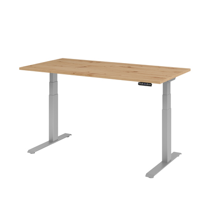 Schreibtisch mit einer Holzplatte in Asteiche und silbernen, elektrischen Stellfüßen.