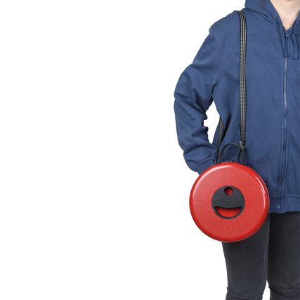 Roter Sitzhocker SITTOGO® NXT mit Tragegriff wird von einer person getragen.