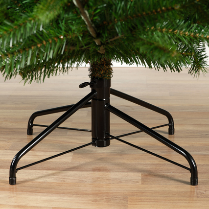 Schwarze Baumständerstruktur des Weihnachtsbaums mit stabilen Füßen auf hölzem Boden.