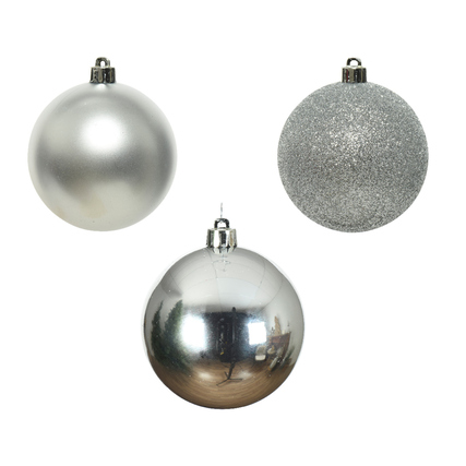 Drei glänzende Christbaumkugeln in Silber, eine matt, eine glitzernd, eine hochglänzend.