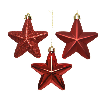 Drei rote Stern-Christbaumkugeln in verschiedenen Oberflächenstrukturen, hängend.