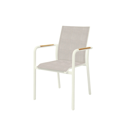 Beige Stapelsessel mit Teakholzarmlehnen und ergonomischer Rückenlehne.