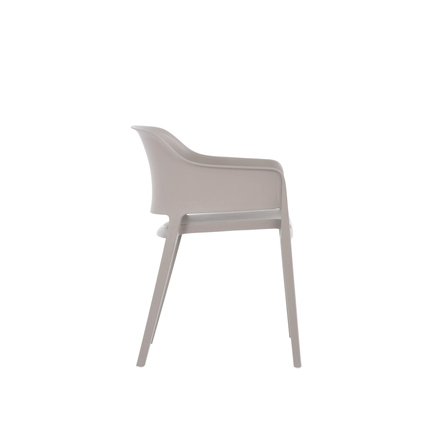 Heller grauer Gartenstuhl in Seitenansicht mit Armlehnen und gestapeltem Design.