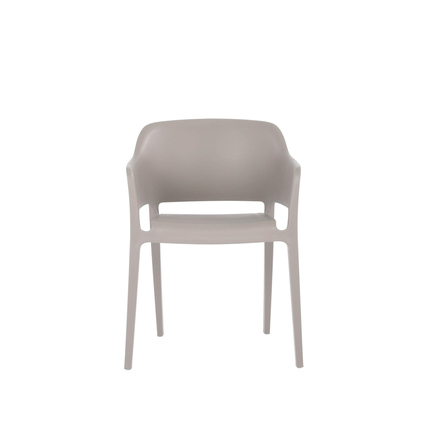 Hellgrauer Gartenstuhl mit einem minimalistischen Design und offenem Armlehnenbereich.