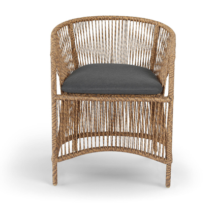 Eleganter Gartenstuhl mit gepolsterter Sitzfläche und geflochtenem Korbdesign.