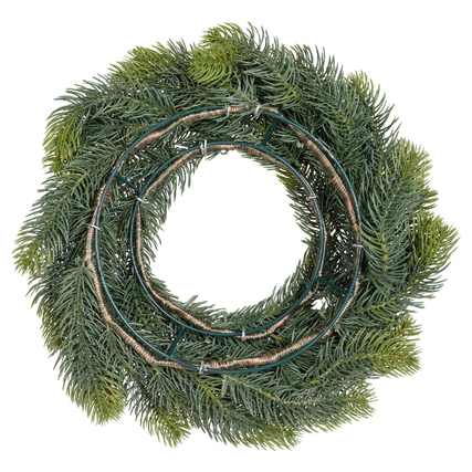 Künstlicher Weihnachtskranz mit grünen Nadeln und zwei Ringen, Durchmesser 40 cm.