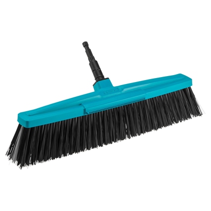 Besen mit ergonomischem Griff und schwarzen Borsten für den Einsatz im Garten und auf Wegen.