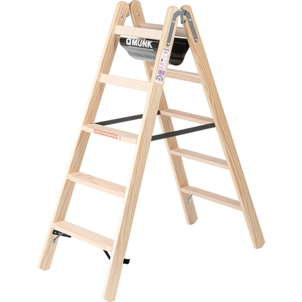 Holzstehleiter mit sieben Stufen und Eimerhaken in geschlossener Position.