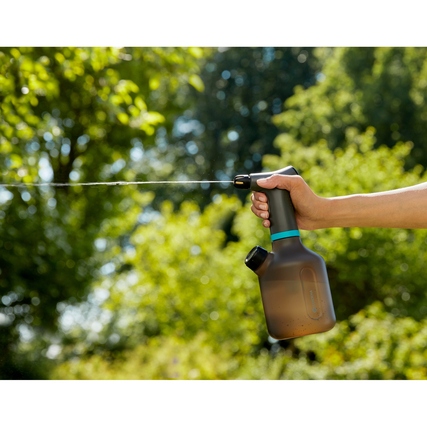 GARDENA Sprühflasche EasyPump wird in der Hand gehalten und sprüht Wasser ins Freie.