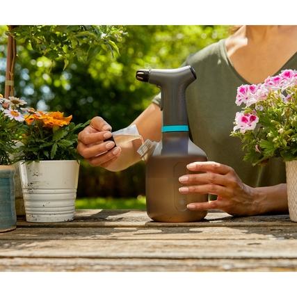 GARDENA Sprühflasche EasyPump wird im Einsatz beim Gießen von Blumen gezeigt.