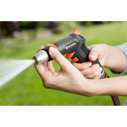 GARDENA Gartenbrause Reinigungsspritze Premium Produktbild pa_anwendungsbeispiel_1 XL