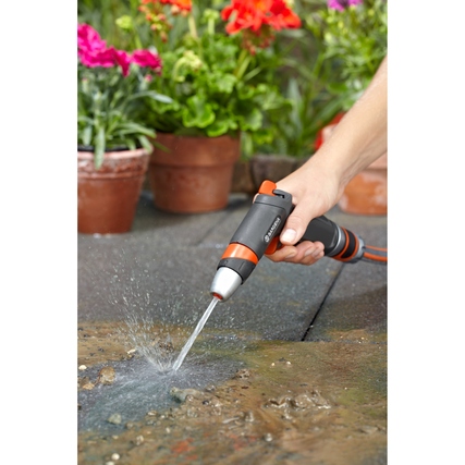 GARDENA Gartenbrause Reinigungsspritze Premium Produktbild pa_anwendungsbeispiel_3 XL