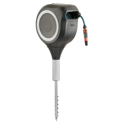 Garten-Schlauchbox mit Standfuß und Erdspieß zur flexiblen Bewässerung.