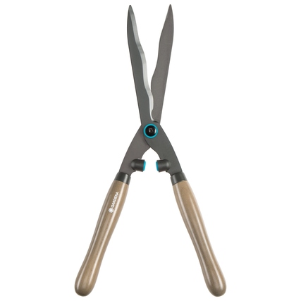 Heckenschere mit Holzgriffen und Wellenschliffklingen in neutraler Produktansicht.