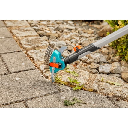Gartenwerkzeug zum Entfernen von Unkraut und Moos aus Fugen zwischen Pflastersteinen.