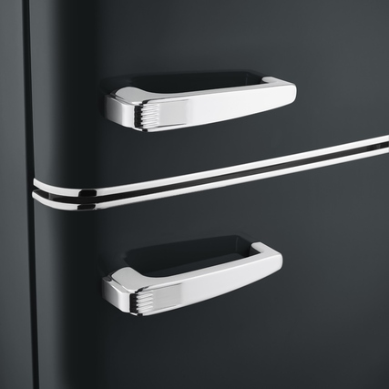 Detailansicht der verchromten Griffe einer schwarz matten Retro Kühl-Gefrierkombination.